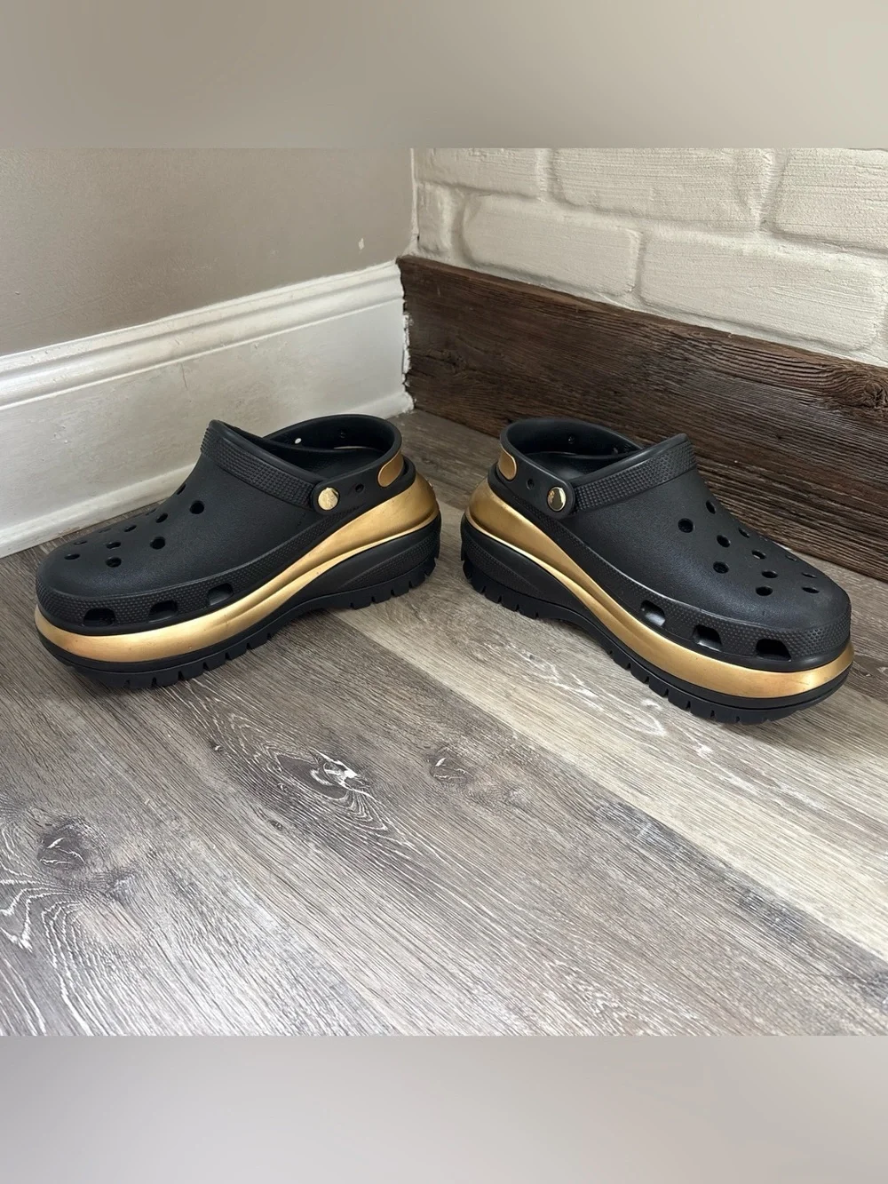 Crocs Mega Crush Metallic Clogs Black & Gold Platform Slip-On Shoes Sz M 8/W 10